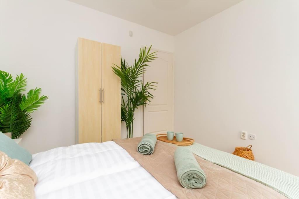 Family Lux Lounge In Voeroesmarty Street By Nw Апартаменты Будапешт